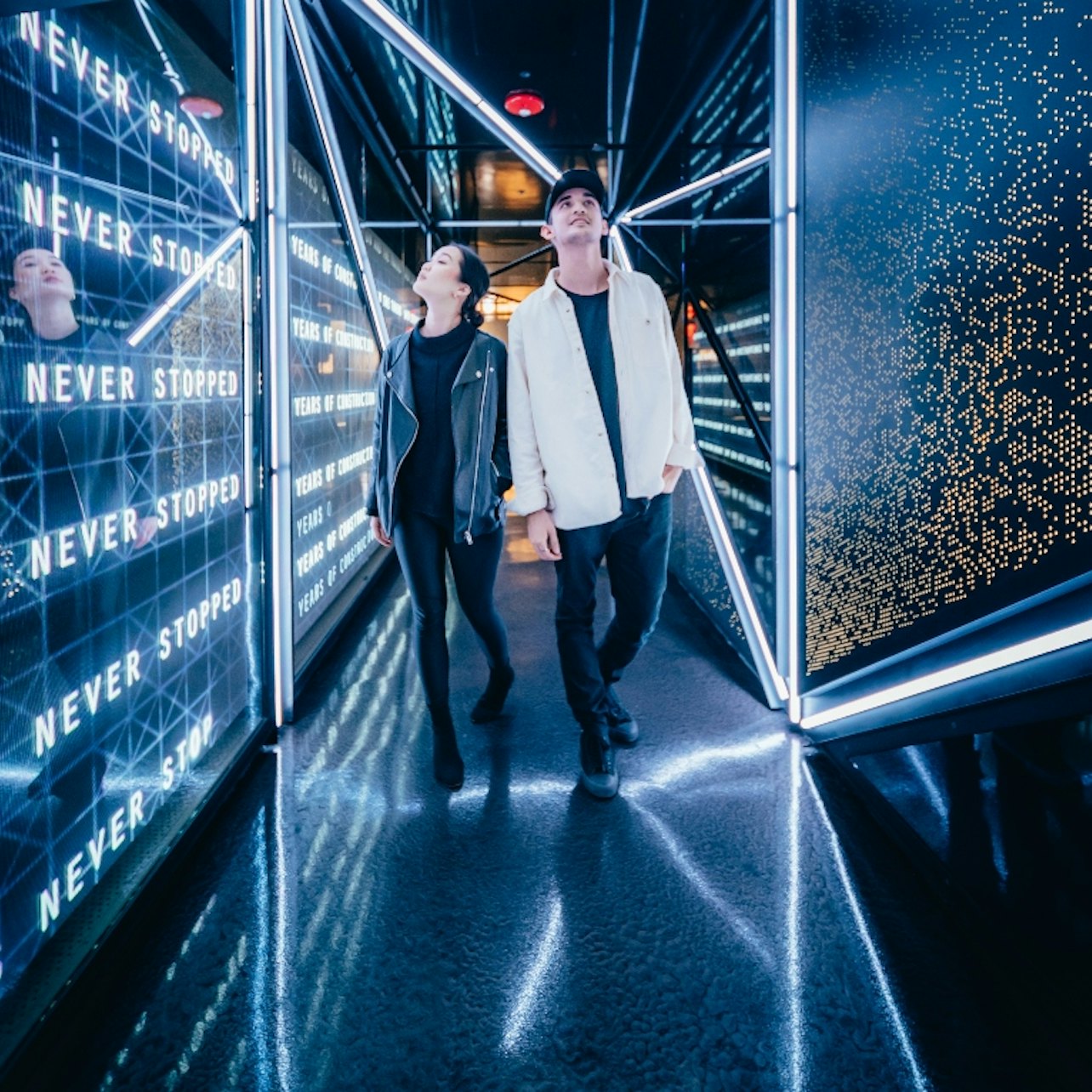 Couloir futuriste Edge NYC avec néons et murs en miroir