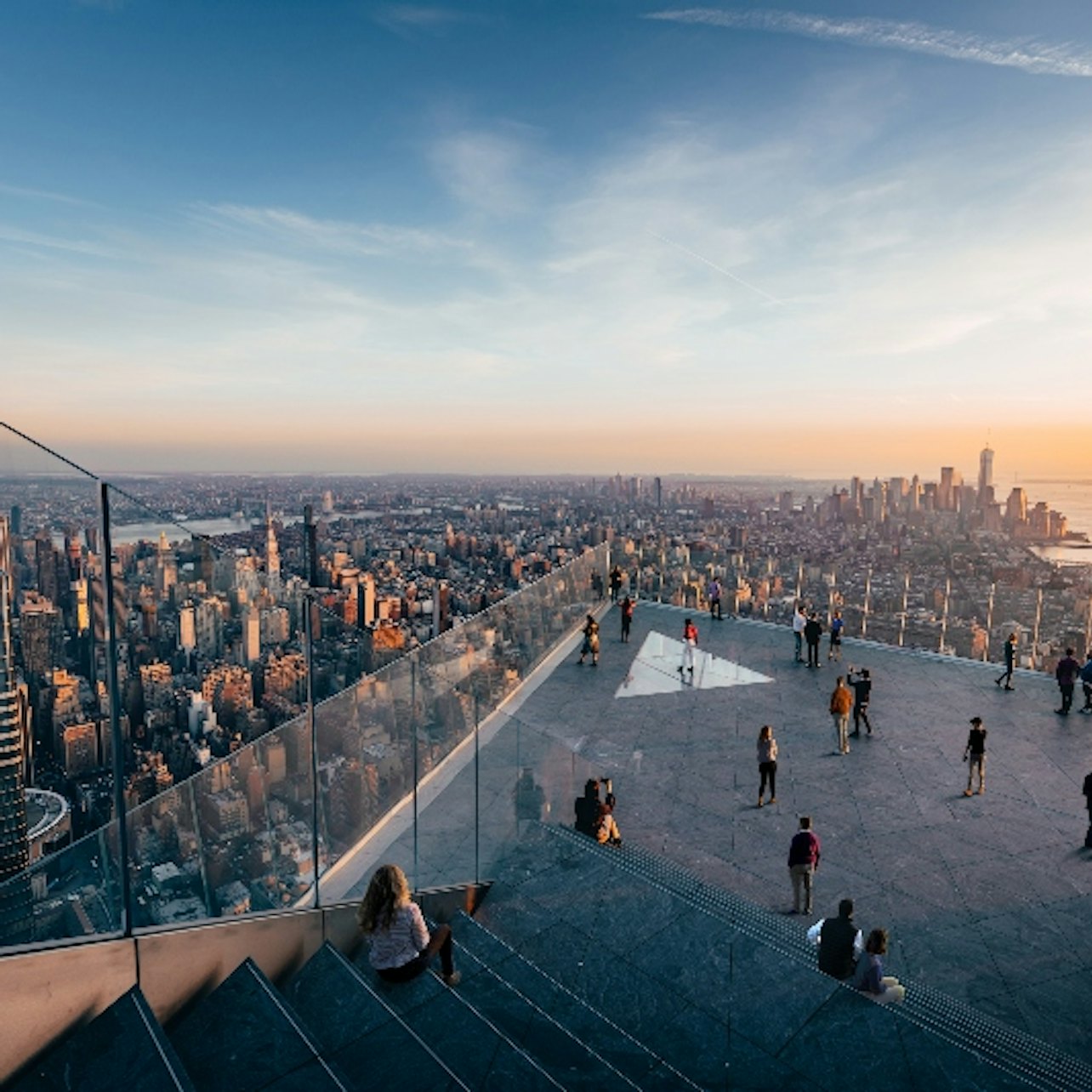 Visiteurs sur la terrasse d'observation Edge au coucher du soleil
