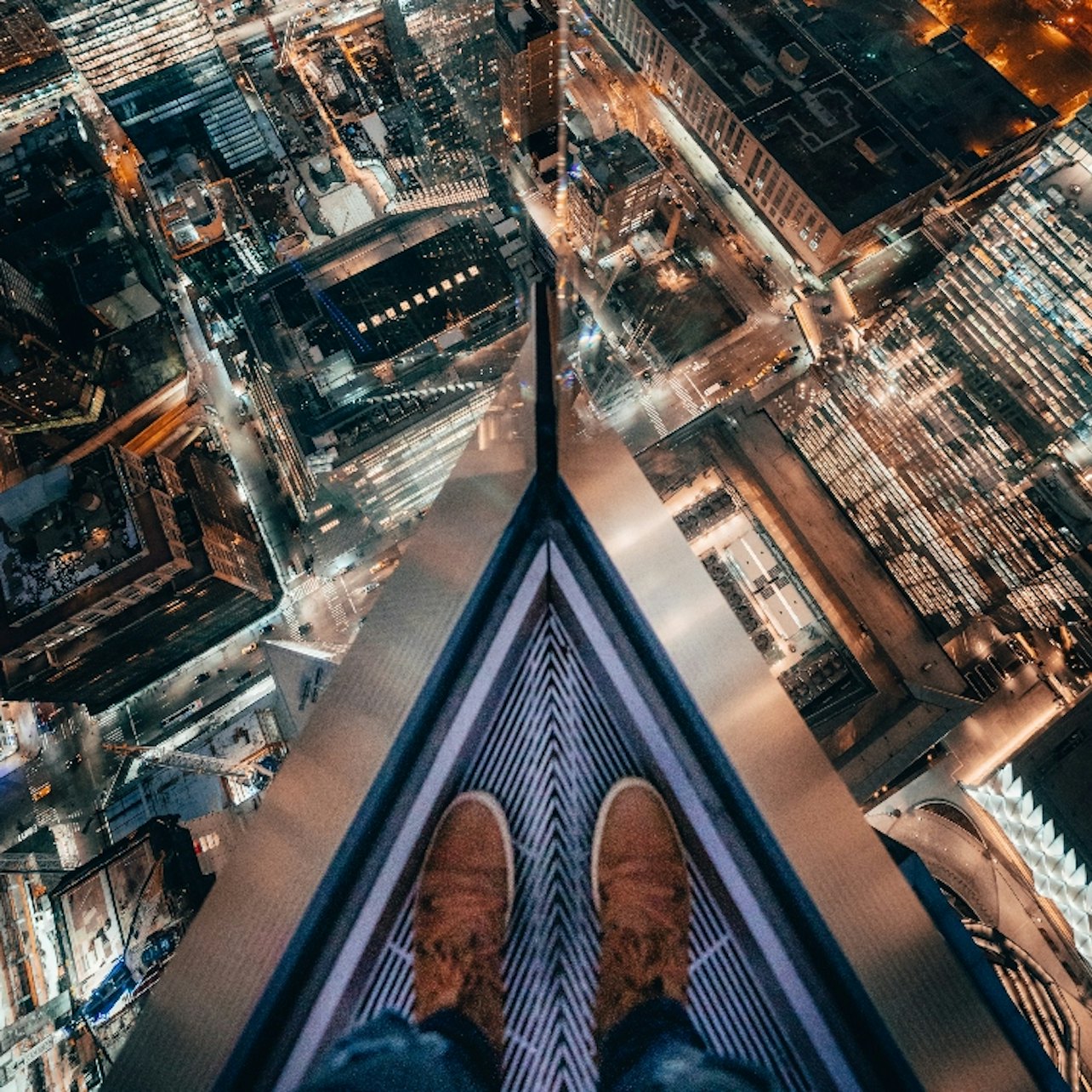 Vue depuis le sol en verre Edge NYC de nuit