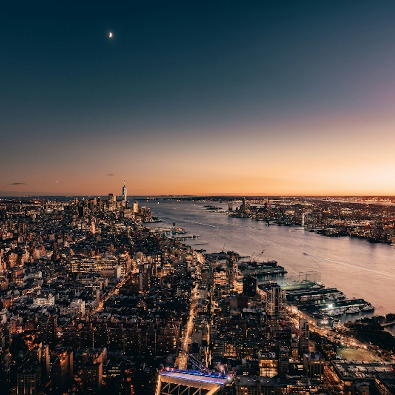 Vue aérienne Manhattan au crépuscule depuis Edge