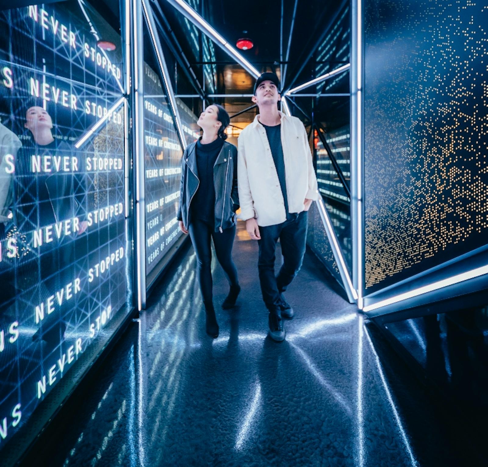 Coppia che cammina nel tunnel luminoso dell'Edge NYC