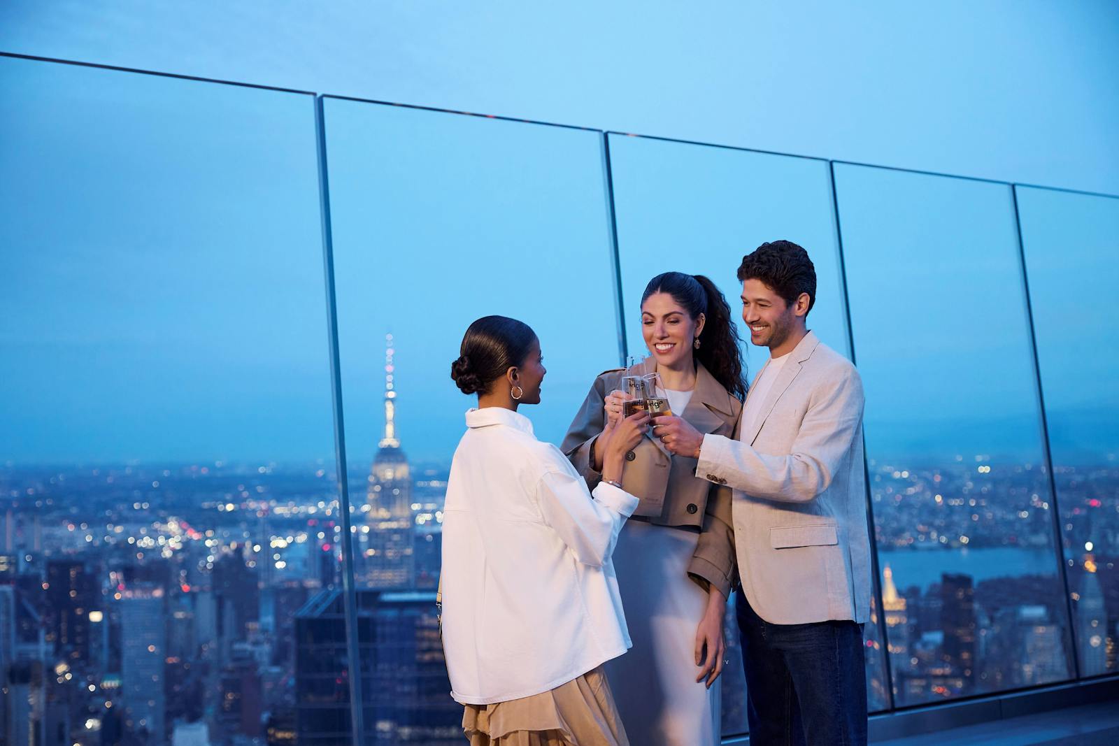 Amici che celebrano in cima a Edge NYC con vista