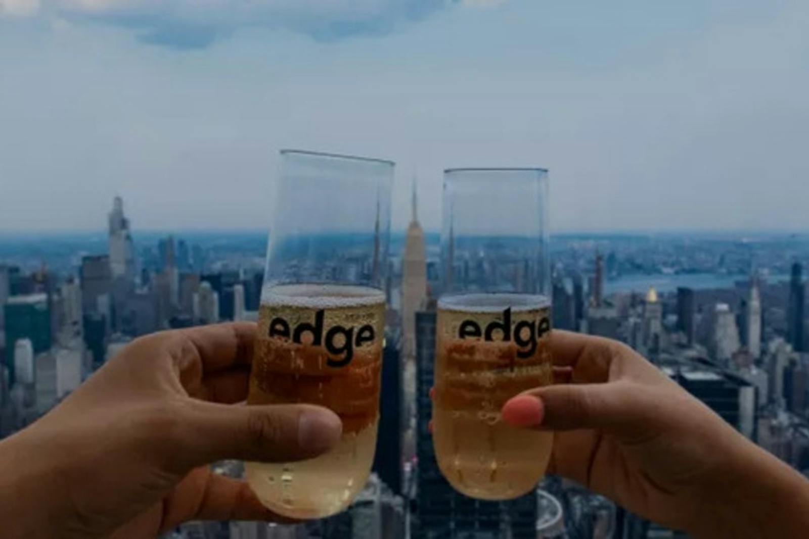 Brindisi con Edge NYC sullo sfondo di Manhattan