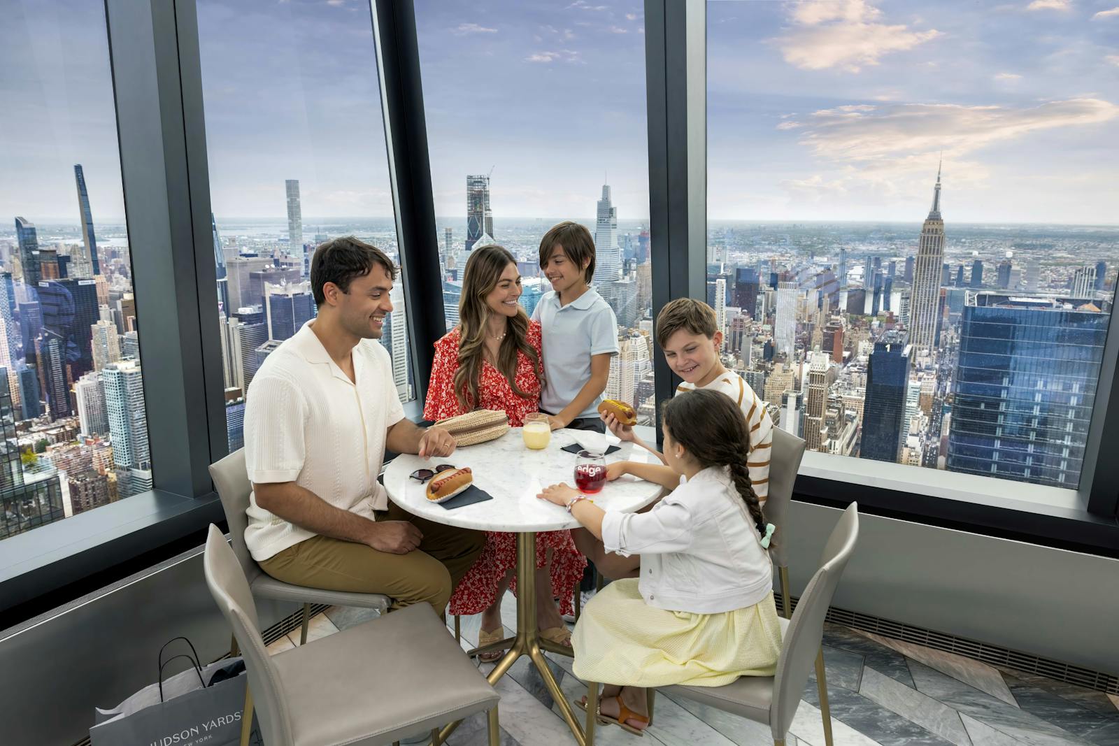 Famiglia che cena con vista panoramica dall'Edge NYC