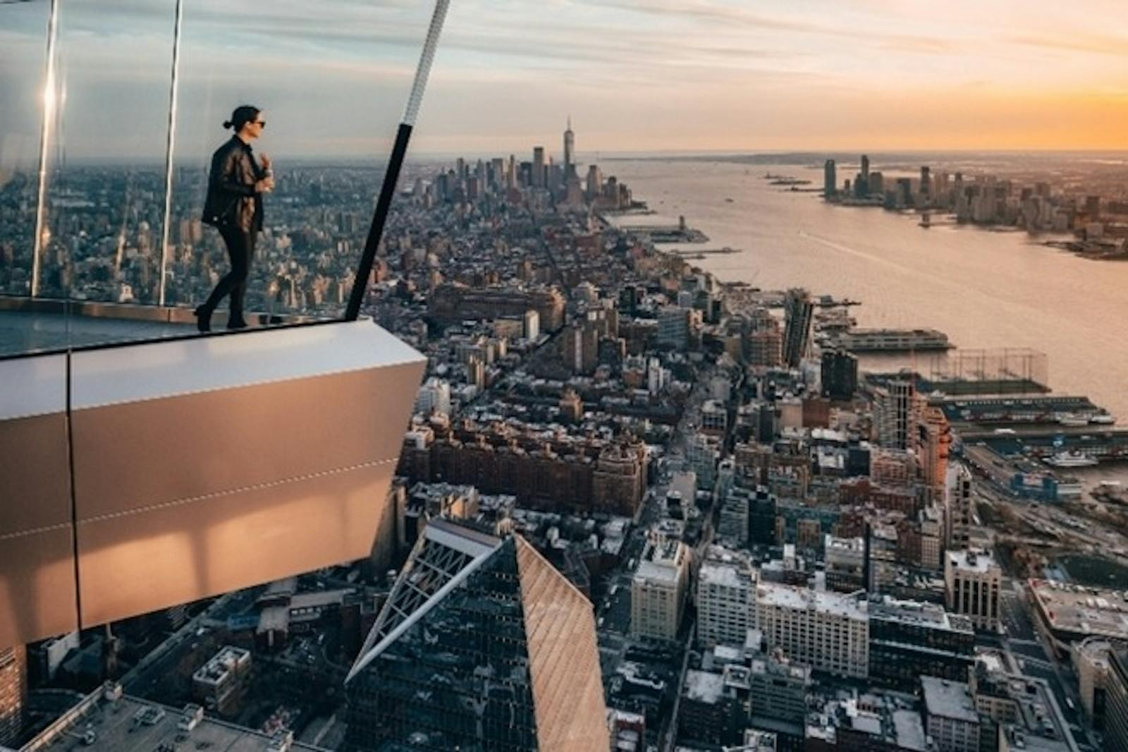 Vista dall'alto da Edge NYC su Manhattan al tramonto