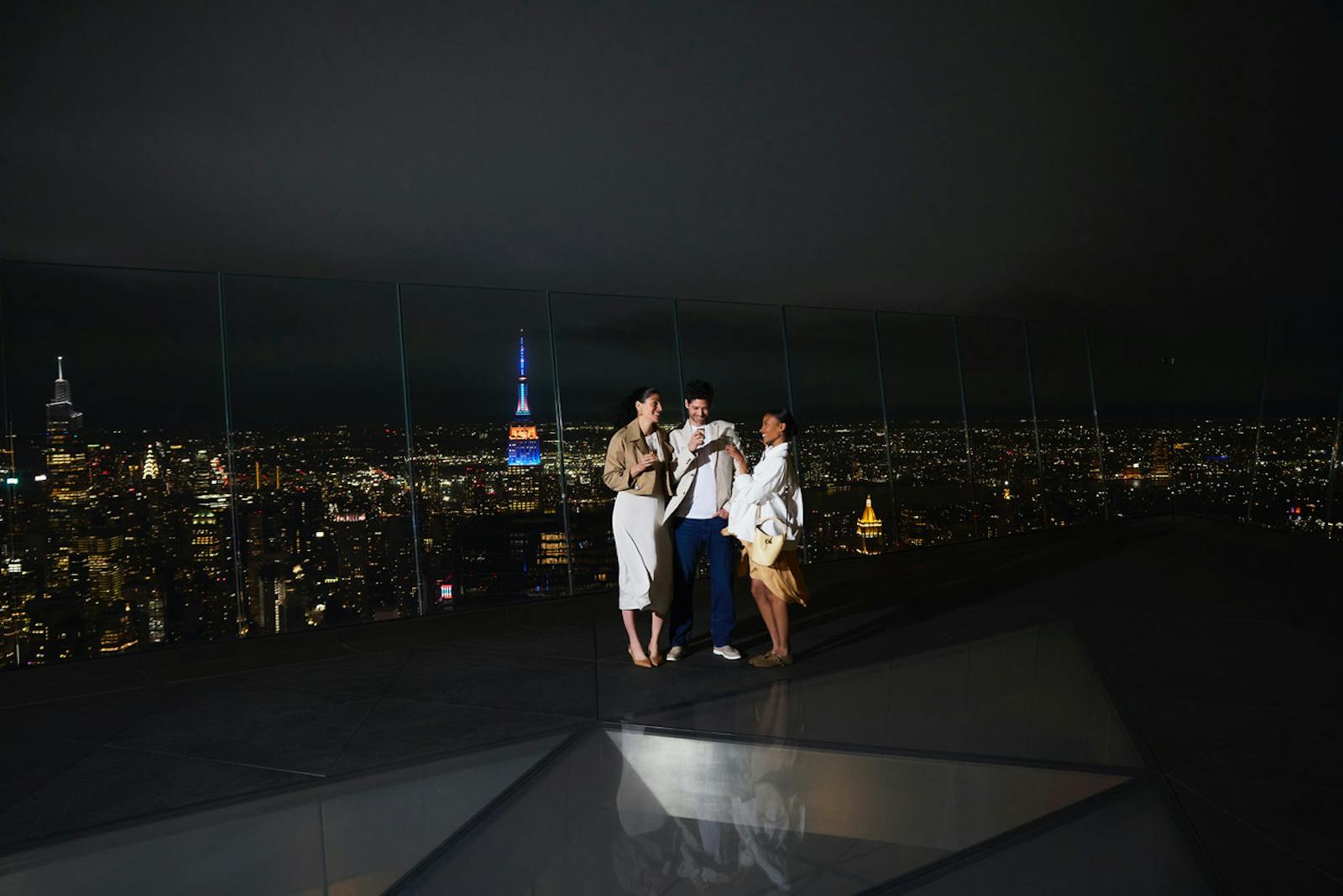 Vista notturna da Edge NYC con tre amici